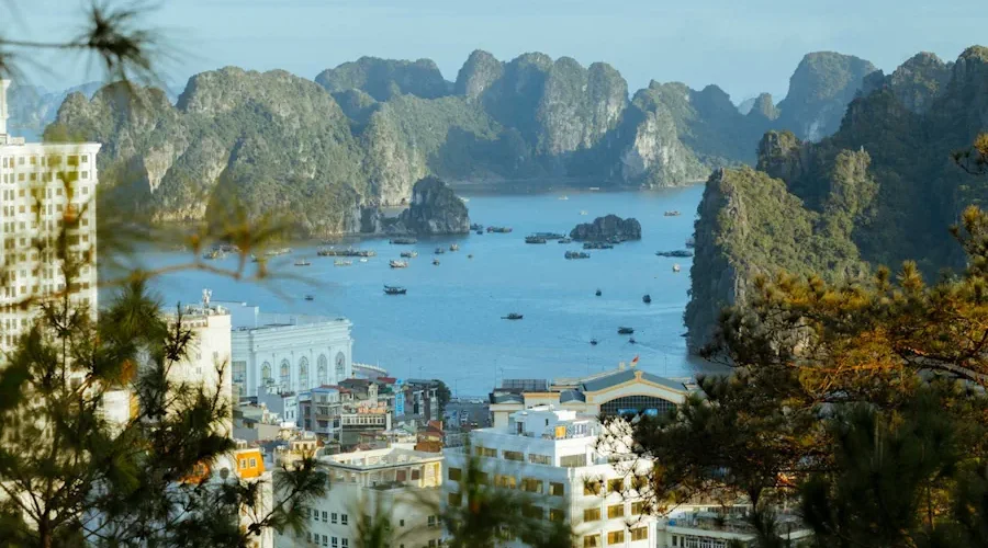 halong i vietnam